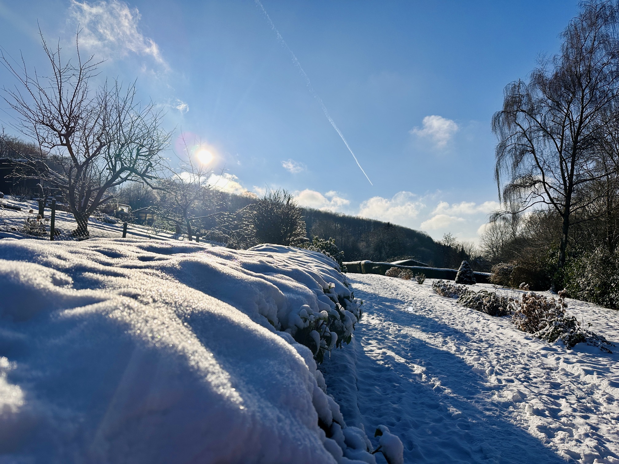 Sonniger Wintertag im Kleingärtnerverein Tief verschneite Gartenbeete bei Sonnenschein im Kleingärtnerverein Westerbusch