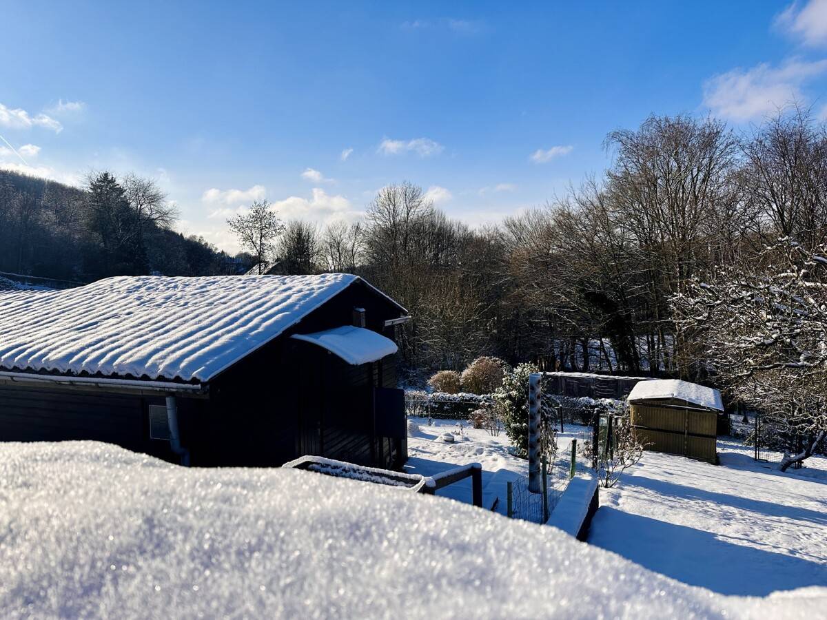 Gartenlaube im Winterkleid Verschneite Gartenlaube und Beete im Kleingärtnerverein Westerbusch