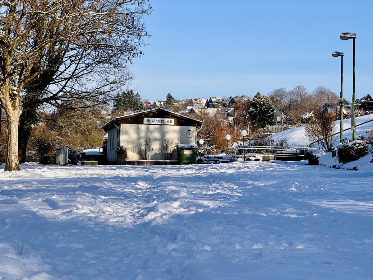 Vereinshaus und Parkplatz im Winter Winterlicher Blick auf das Vereinshaus und den Parkplatz des Kleingärtnervereins Westerbusch