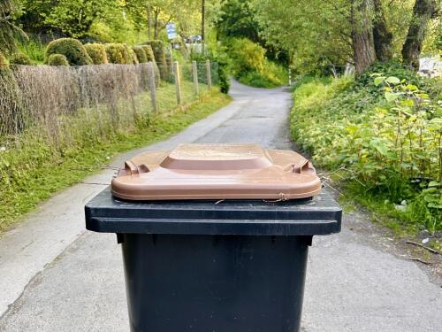 Biotonne vor der Einfahrt zum KGV Westerbusch am neuen Abstellort