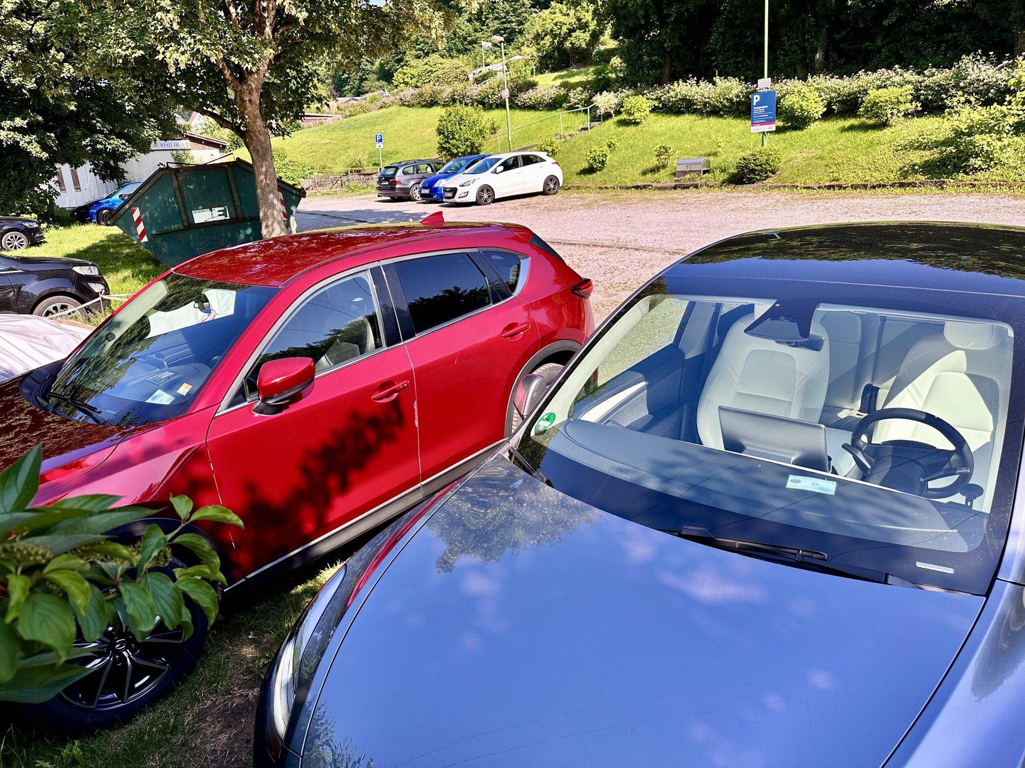 Korrekt platzierter Parkausweis hinter der Windschutzscheibe Parkausweis gut sichtbar hinter der Windschutzscheibe eines Autos, nicht in Folie oder Hülle